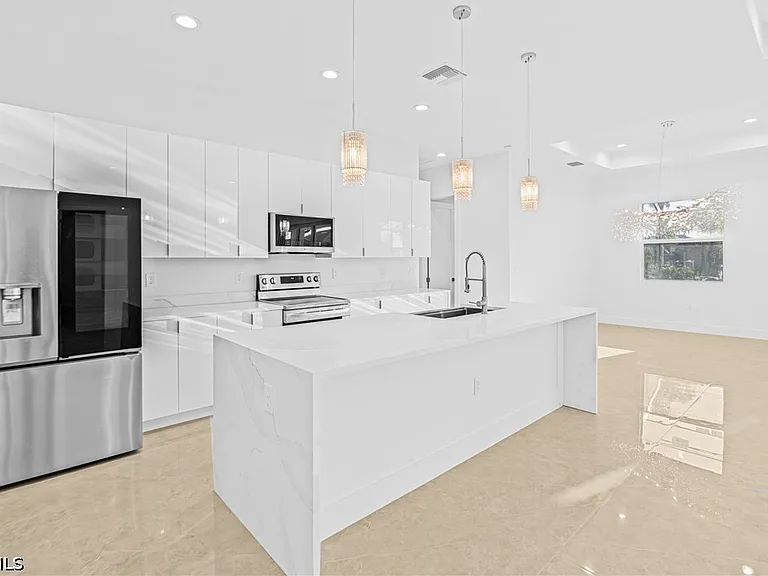 821 NW 37th Pl — Photo 15