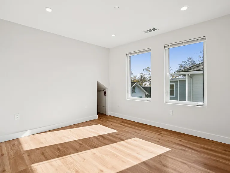880 61st St — Photo 16