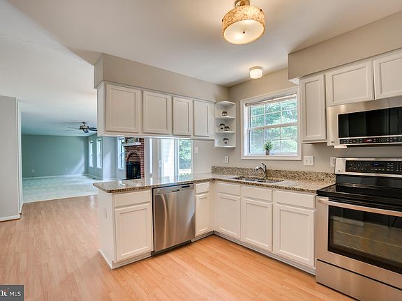 5th image of 77 Dorothy Ln