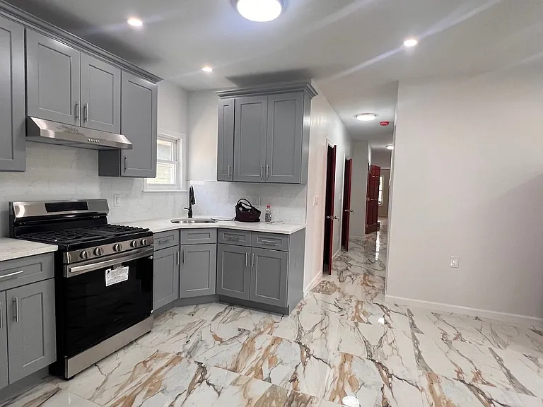 610 E 3rd St #2 — Photo 2