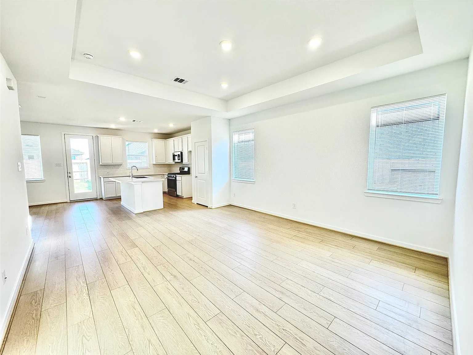 4 bed, 2.0 bath, 1735 sqft, $2,490 — Photo 3