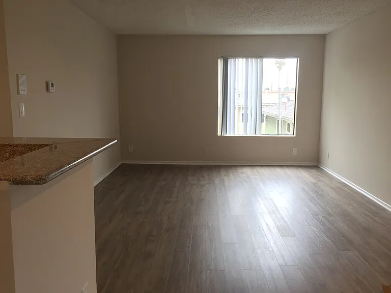 IMT 14227 Vanowen — Photo 18