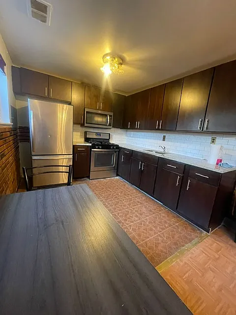 5 bed, 1566 sqft, $3,100 — Photo 2