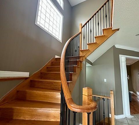 4th image of 323 Alexander Cres