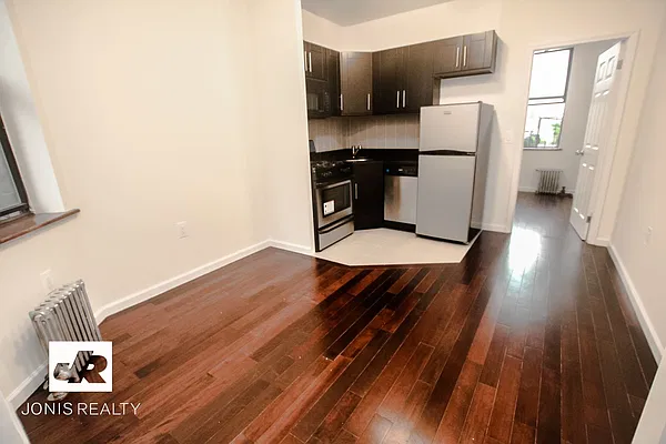 Rented by Jonis Realty | media 3