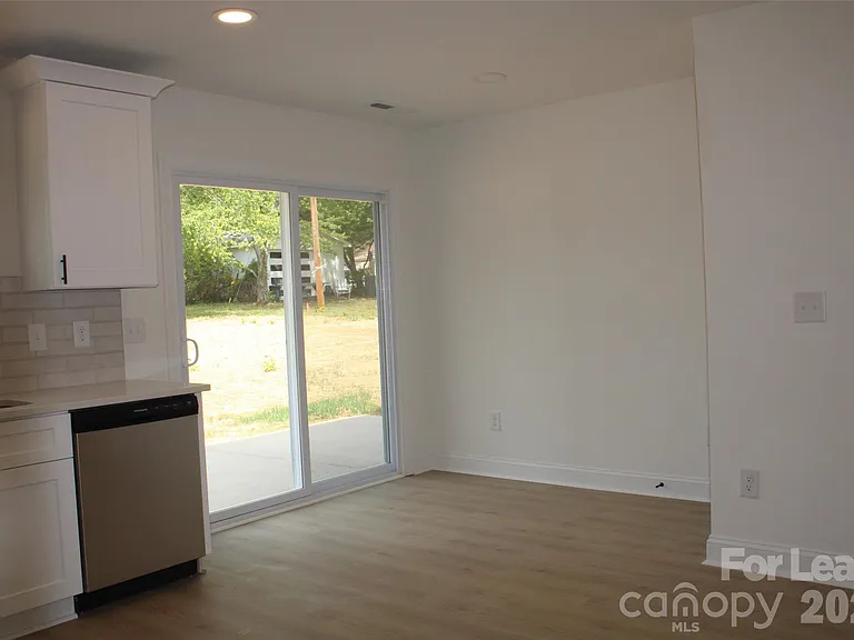 574 W Park Ave #A — Photo 4