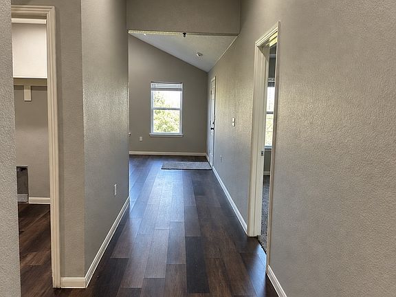 4th image of 207 E McCoulskey St