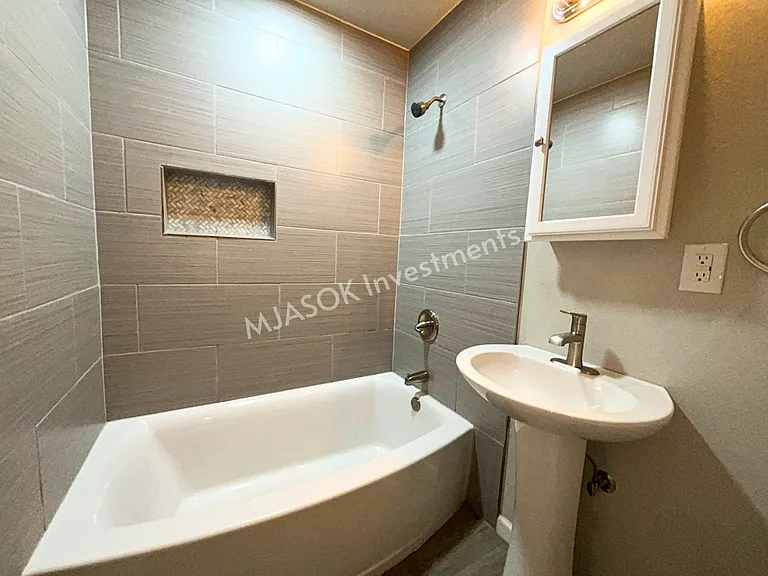 1808 NW Taft Ave — Photo 16