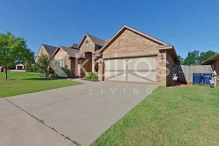4 bed, 2.5 bath, 2411 sqft, $2,475 — Photo 2