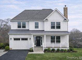 100 Bieselin Rd, Bellport, NY 11713