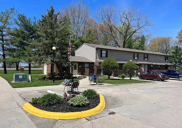 Delaware Manor — Photo 1