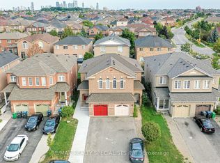 943 Khan Cres, Mississauga, ON L5V 2P7