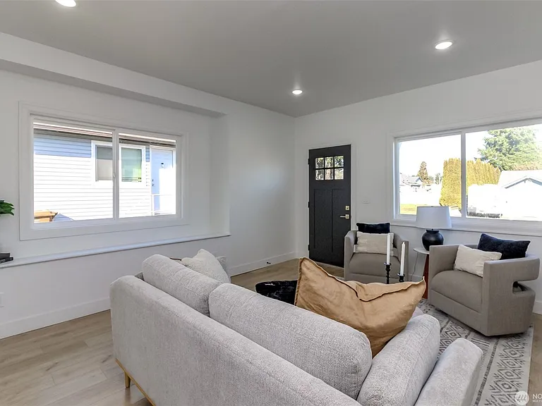 220 E 63rd St — Photo 7