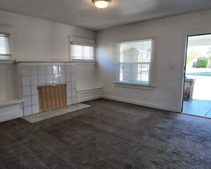 2416 Chester Ln — Photo 8