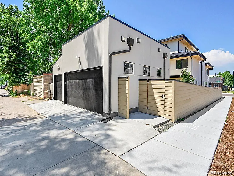 300 S Franklin St — Photo 42