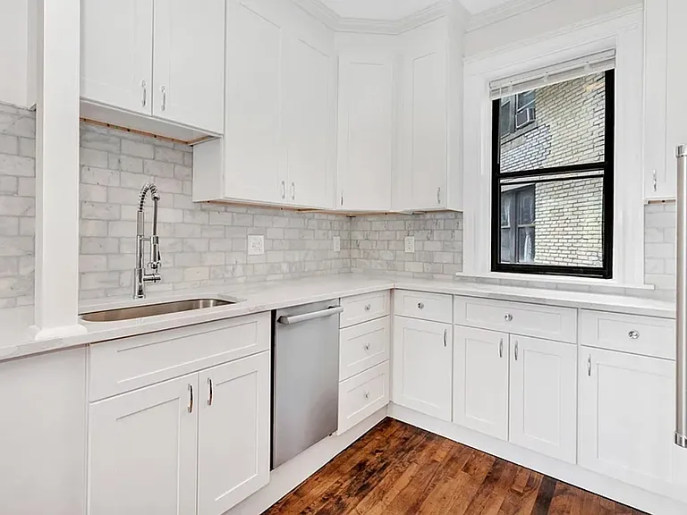 11 Park Dr — Photo 3