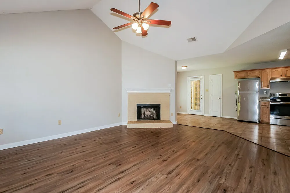 3 bed, 2.0 bath, 1256 sqft, $1,595 — Photo 4
