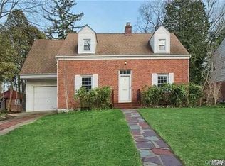 5 Cambridge Rd, Great Neck, NY 11023