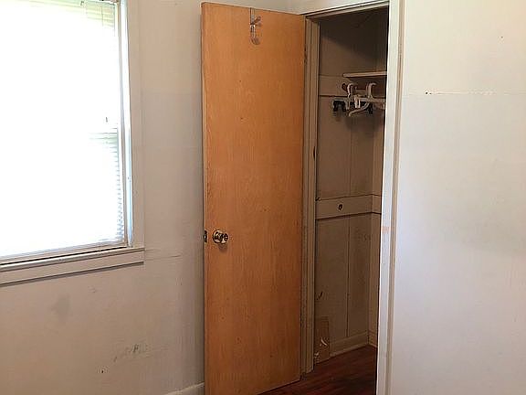 Closet bedroom 1