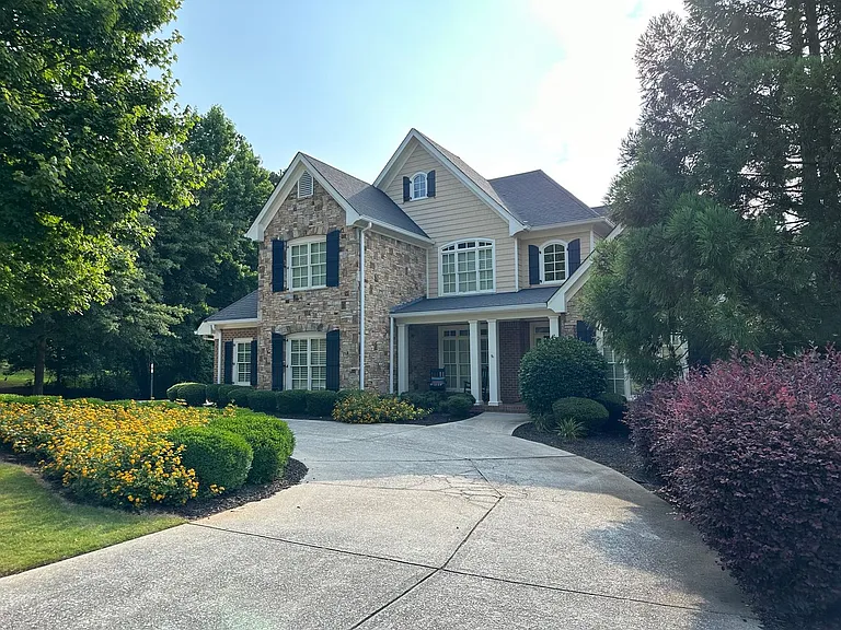 1051 Robinson Ct — Photo 3