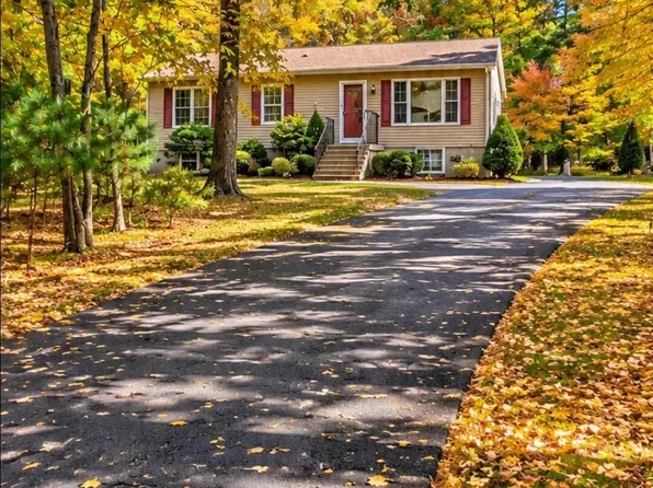 118 Spicebush Ln, Milford, PA 18337