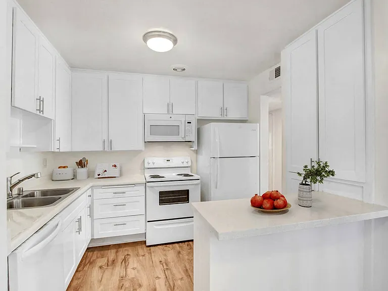 Dickens Court — Photo 1