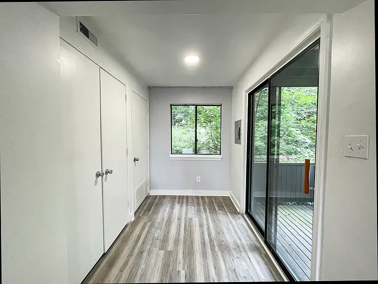 5735 Hobart St #4 — Photo 15