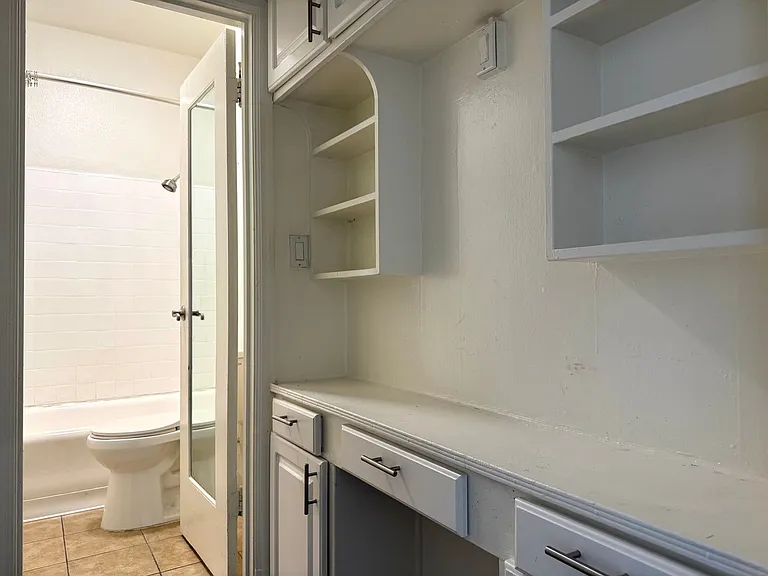 St. Charles Studio Apartments — Photo 24
