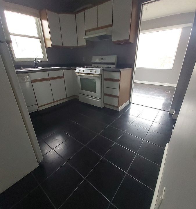 1st image of 348 Gladstone Ave #2