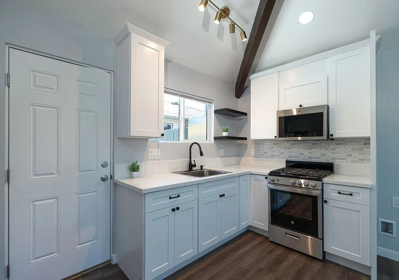 1 Bedroom + 1 Bathroom ADU | Cal-Gisler | Oxnard | Unfurnished — Photo 4