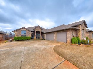 2704 SE 39th St, Moore, OK 73160