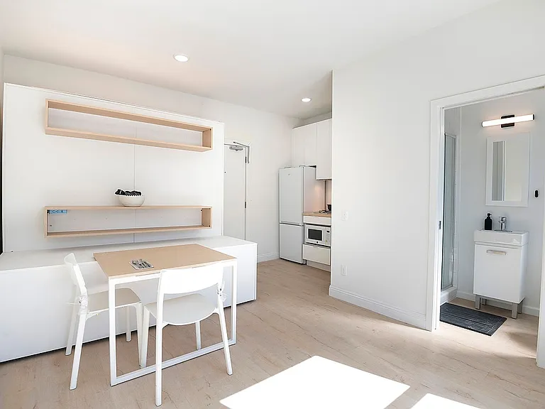 8th Street Studios Near Downtown Los Angeles Move-In Special — Photo 45