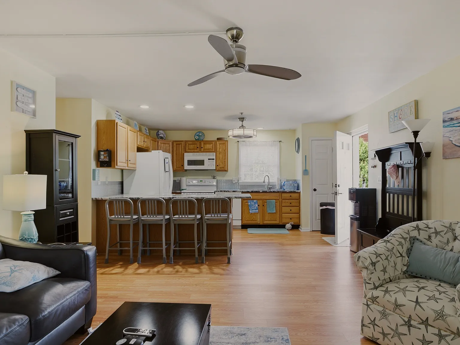 3 bed, 1120 sqft, $2,400 — Photo 2