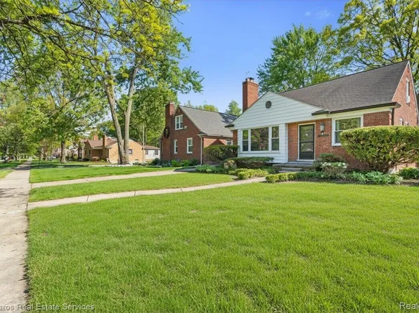 21252 Huntington Ave, Harper Woods, MI 48225