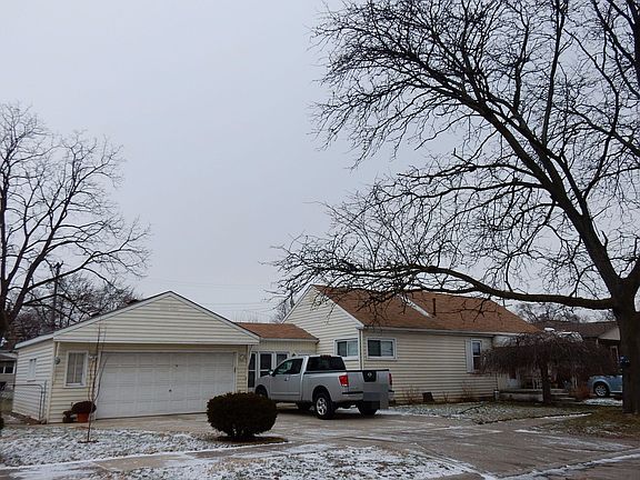 2nd image of 1372 Applewood Ave