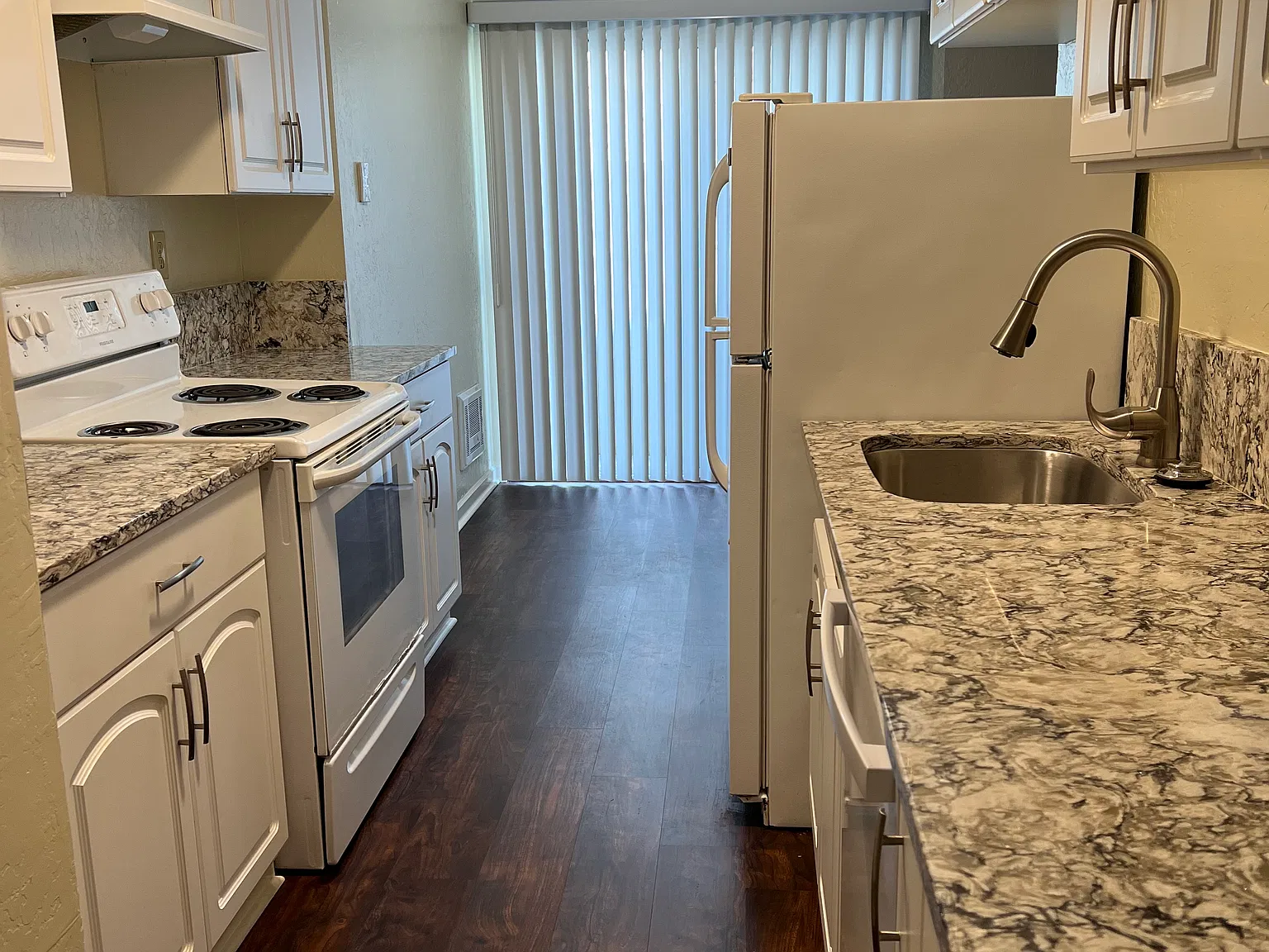 2 bed, 950 sqft, $3,300 — Photo 2