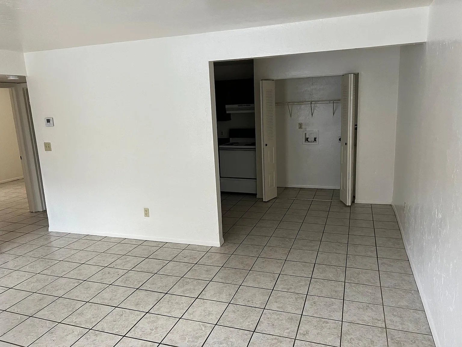 2361 SW 31st Pl — Photo 2
