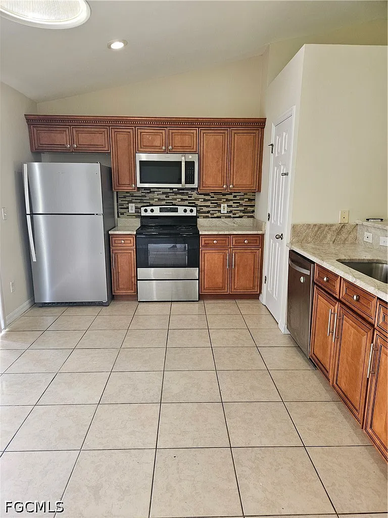 3 bed, 2.0 bath, 1431 sqft, $1,800 — Photo 2