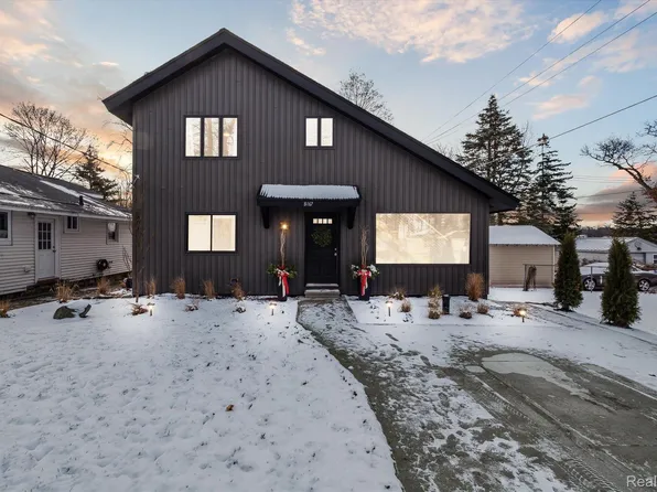 8467 Lagoon St, Commerce Township, MI 48382