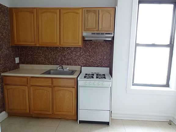 5th image of 2805 33rd St APT 5D