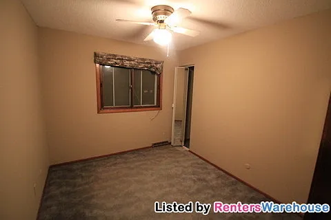 4204 Victoria St N — Photo 8