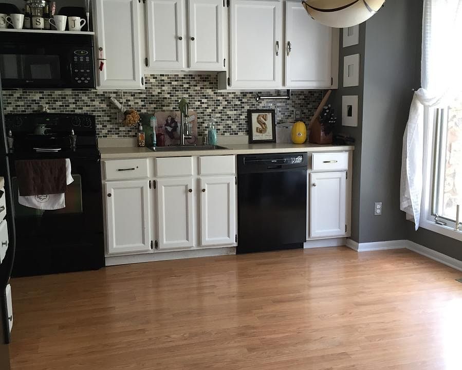 Large eat in kitchen newer appliances and beautiful backspla