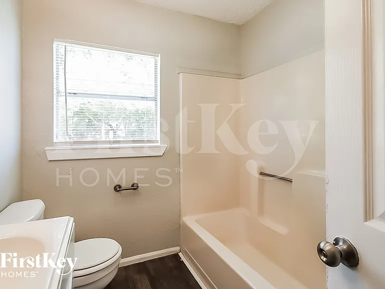 706 E Humble St — Photo 9