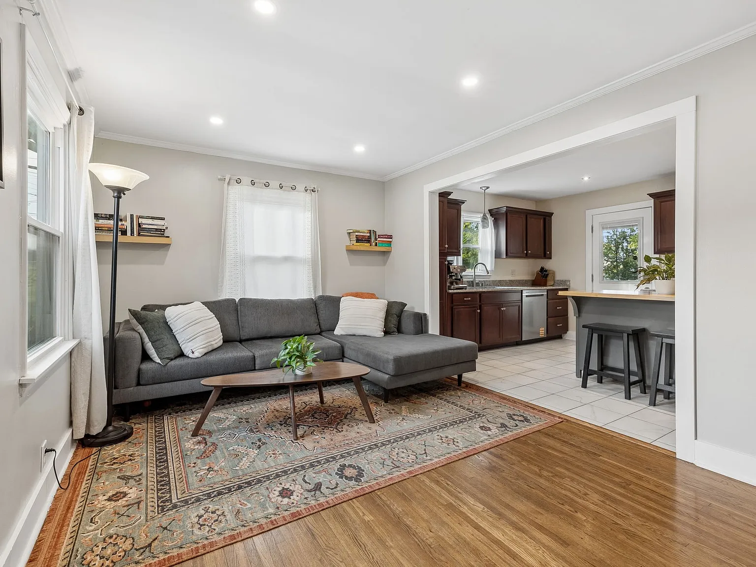 2 bed, 814 sqft, $2,400 — Photo 3