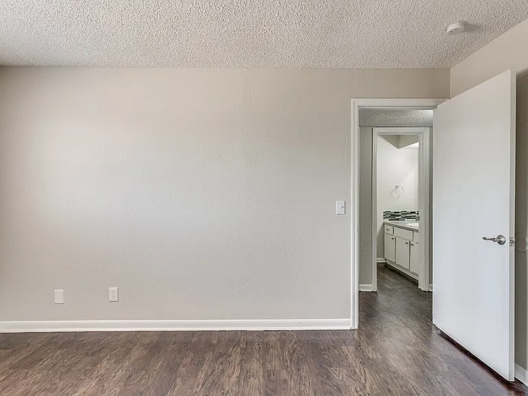 817 SW 23rd St #6 — Photo 37