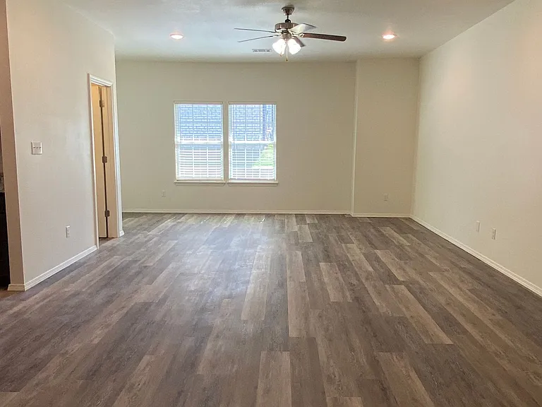 4211 Sante Fe Sq — Photo 4