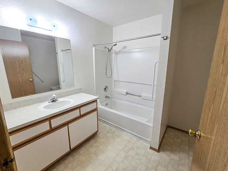 Camelot East Apartments — Photo 22