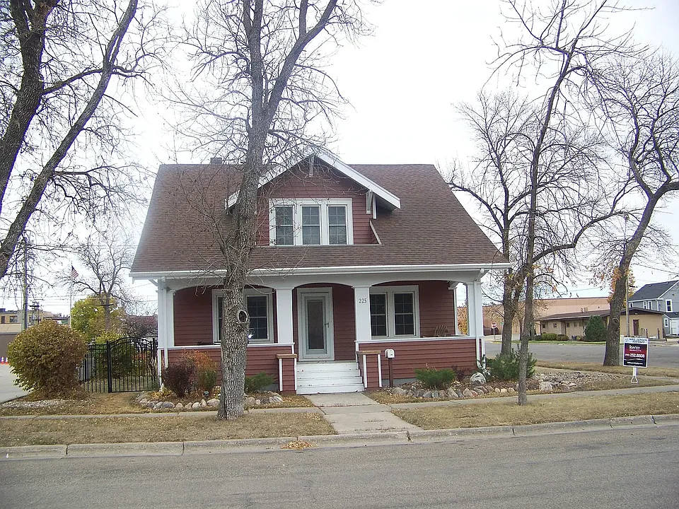 225 3rd Ave SW
