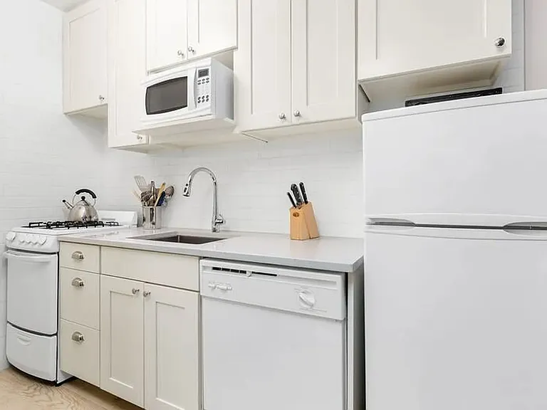 239 E 60th St #5R — Photo 3