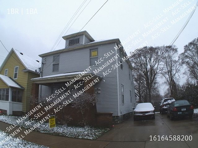 1st image of 927 Crosby St NE #2